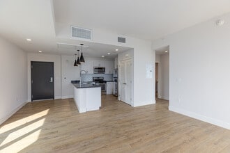 Eighteen Ten State St in San Diego, CA - Building Photo - Interior Photo