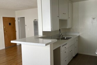 Malia's Apartments in Los Angeles, CA - Building Photo - Building Photo