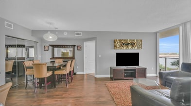 5077 NW 7th St, Unit 503 in Miami, FL - Foto de edificio - Building Photo