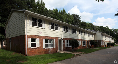 Magnolia Manor Apartments in Greensboro, NC - Building Photo - Building Photo