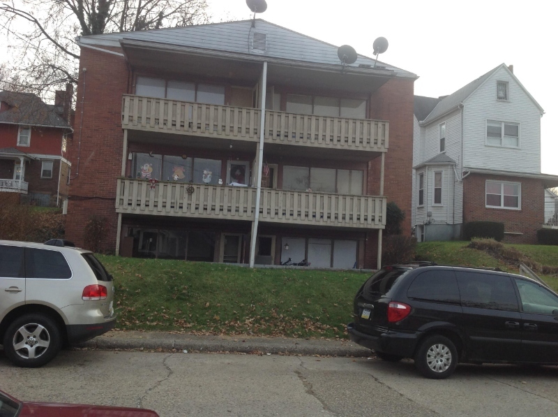 904 6th Ave in Coraopolis, PA - Building Photo