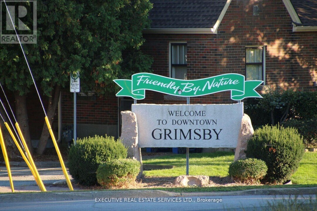44 Woodsview Ave in Grimsby, ON - Building Photo