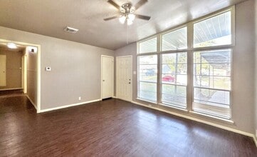 5826 Burr Oak Dr in Houston, TX - Building Photo - Building Photo