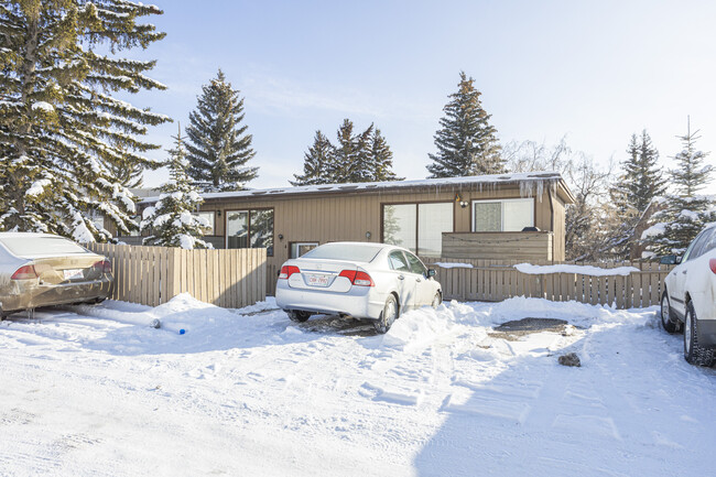 19 Huntington Park Pl NW in Calgary, AB - Building Photo - Building Photo