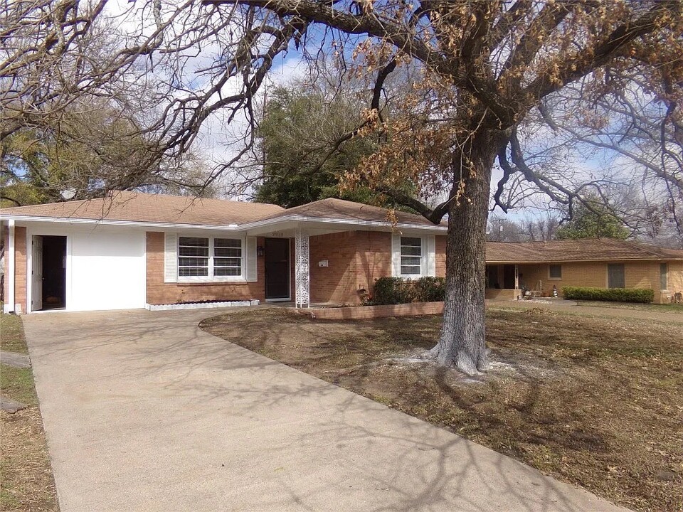 2919 College Cir Photo