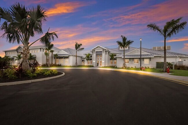 15035 Sunny Day Dr in Bradenton, FL - Foto de edificio - Building Photo