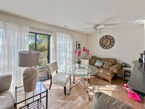 209 W Ct of Shorewood, Unit 3A in Vernon Hills, IL - Building Photo - Building Photo