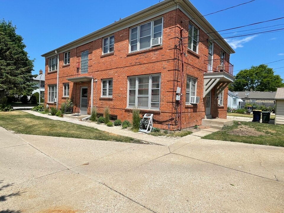 2020 S 82nd St in West Allis, WI - Building Photo