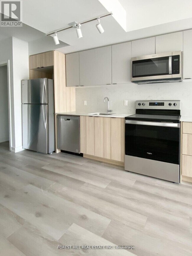 2000 Bathurst St in Toronto, ON - Building Photo - Building Photo