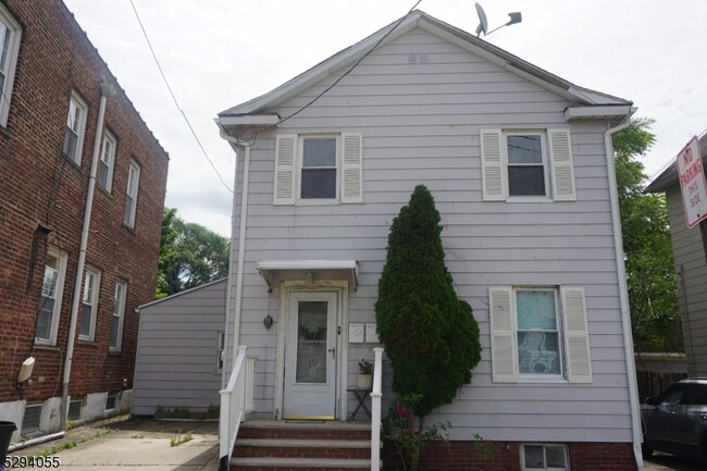 10 Humbert St in Nutley, NJ - Building Photo - Building Photo