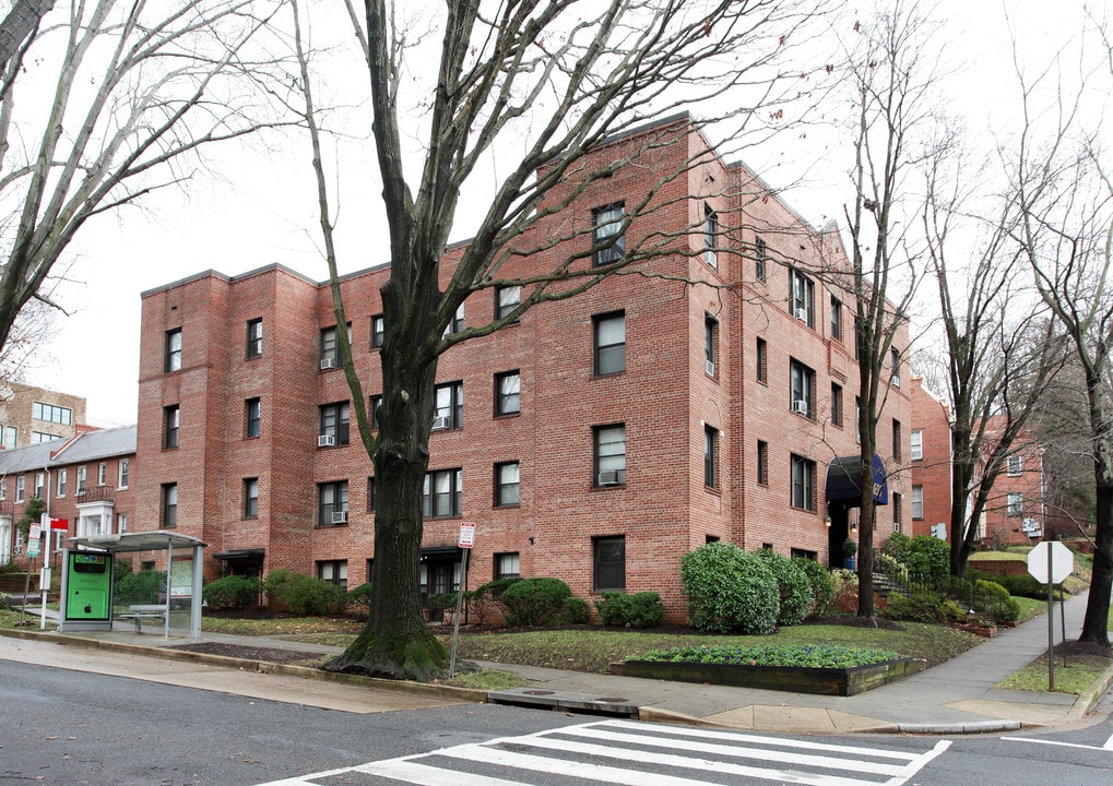 2655 41st St NW in Washington, DC - Building Photo