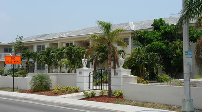 Bahama Garden Building 3 in Coral Gables, FL - Foto de edificio - Building Photo