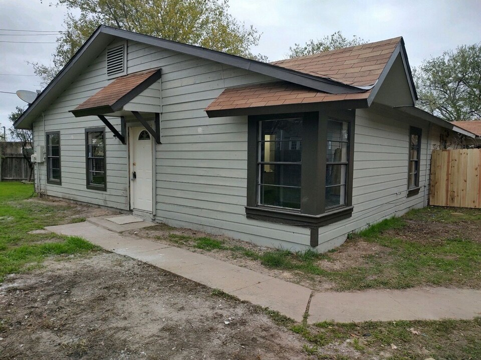 7920 Falcon Rdg in San Antonio, TX - Building Photo