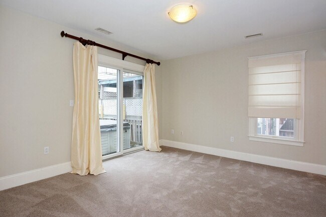 454 E 8th St, Unit 3 in Boston, MA - Foto de edificio - Building Photo