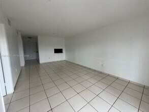 120 Royal Palm Rd in Hialeah, FL - Foto de edificio - Building Photo