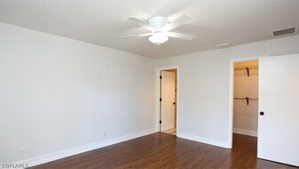 1046 Oak Forest Dr in Naples, FL - Building Photo