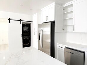 631 NE 171st St in North Miami Beach, FL - Building Photo - Building Photo