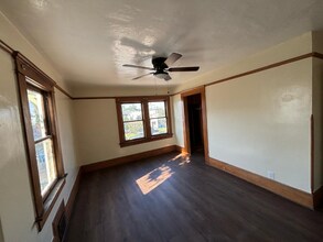 526 W 49th St in Los Angeles, CA - Building Photo - Building Photo