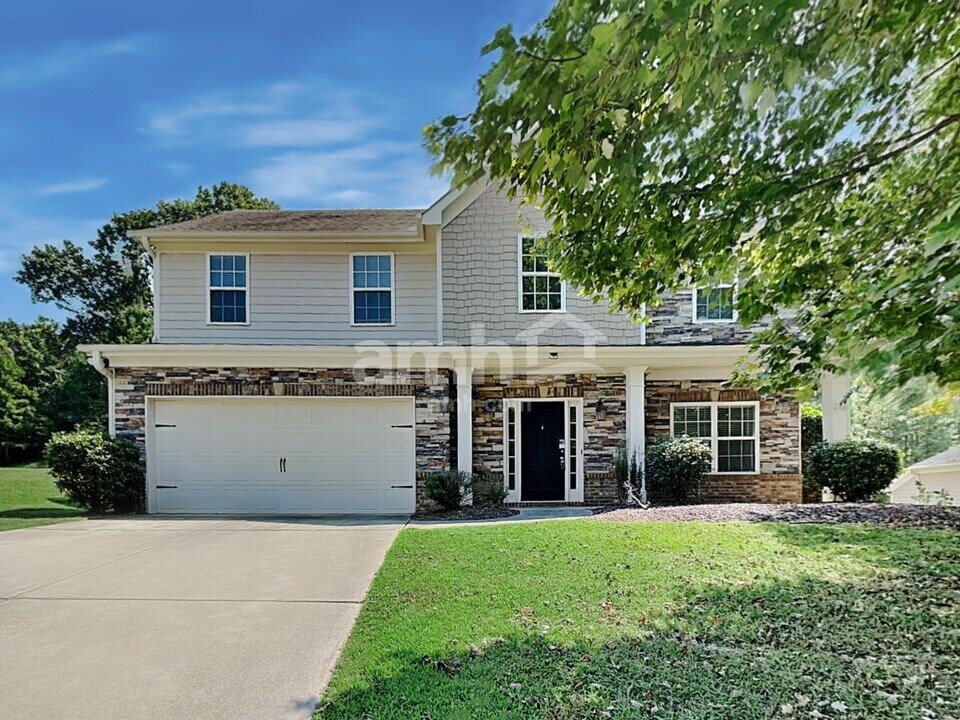 6260 Cove Creek Dr in Flowery Branch, GA - Building Photo