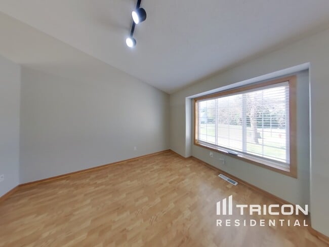 2739 Zumbrota Cir NE in Minneapolis, MN - Building Photo - Building Photo