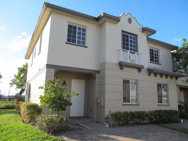 1001 Lucaya Dr in West Palm Beach, FL - Building Photo