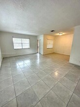 7640 SW 10th St, Unit b in North Lauderdale, FL - Building Photo - Building Photo