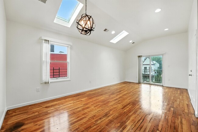 139 Bayview Ave in Jersey City, NJ - Building Photo - Building Photo