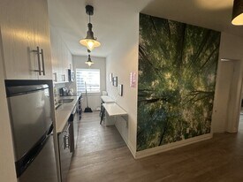 595 St Clair Ave W in Toronto, ON - Building Photo