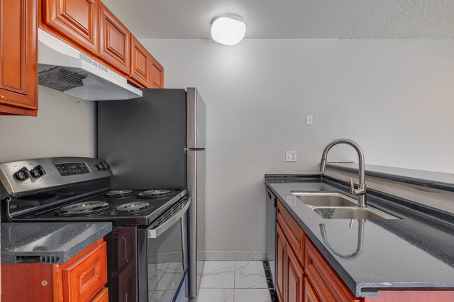 Country Creek Apartments in Glendale, AZ - Building Photo - Interior Photo