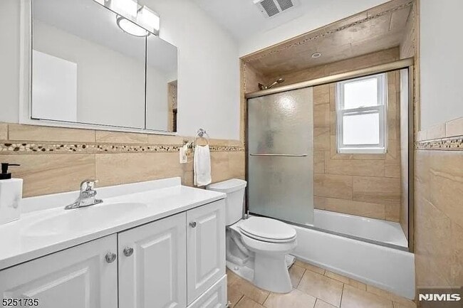 511 Davis Ave, Unit 2nd Floor in Kearny, NJ - Building Photo - Building Photo