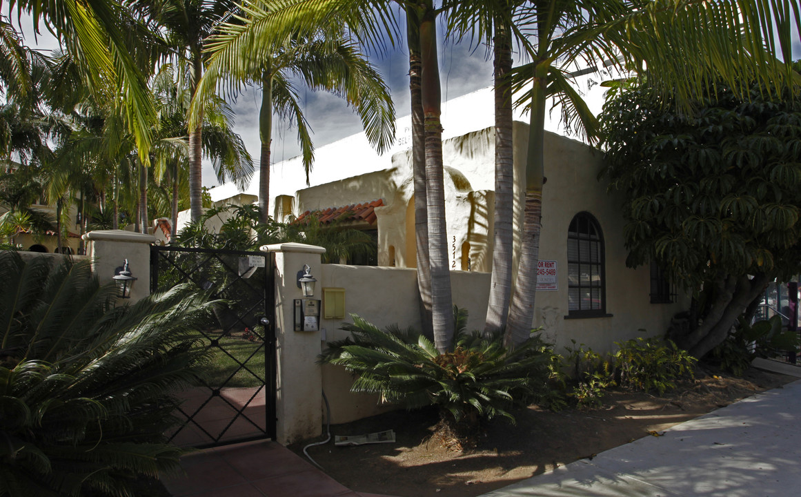 Las Casitas Apartments in San Diego, CA - Foto de edificio