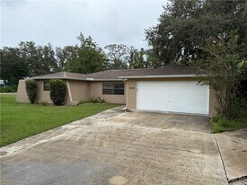 8216 Shorecrest Ct in Spring Hill, FL - Building Photo
