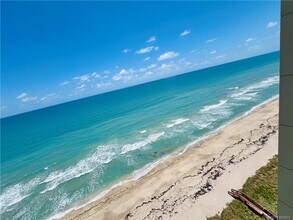 8750 S Ocean Dr in Jensen Beach, FL - Foto de edificio - Building Photo