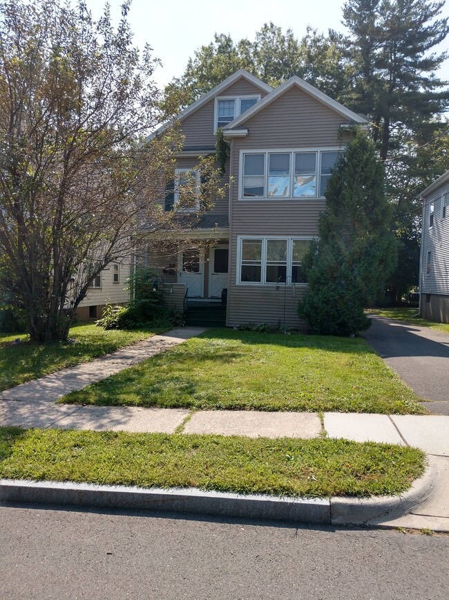 61 Burr St, Unit Floor 2 in West Hartford, CT - Foto de edificio - Building Photo