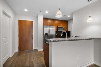 250 Pharr Rd NE in Atlanta, GA - Foto de edificio - Building Photo