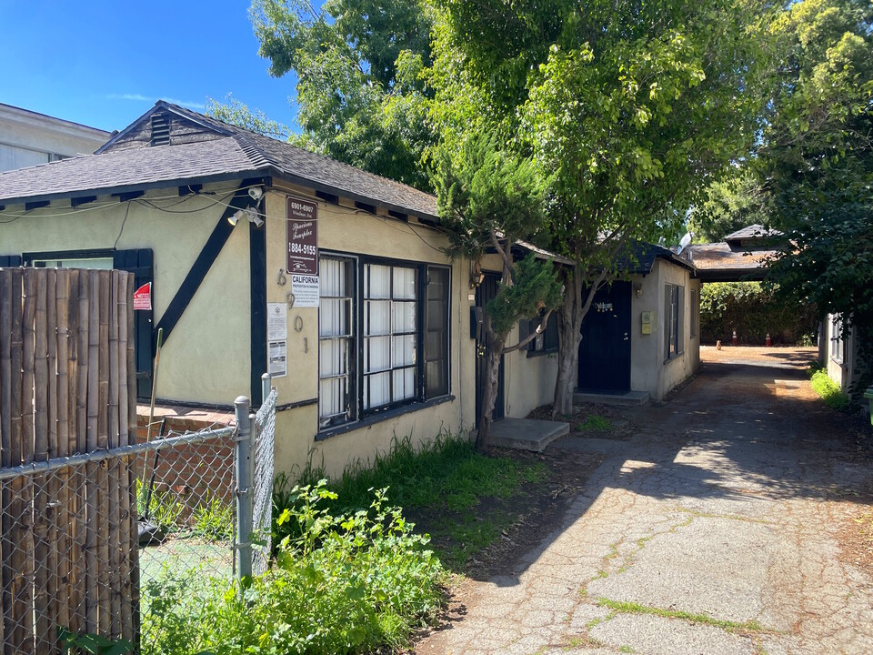 6901 Woodman Ave in Van Nuys, CA - Building Photo