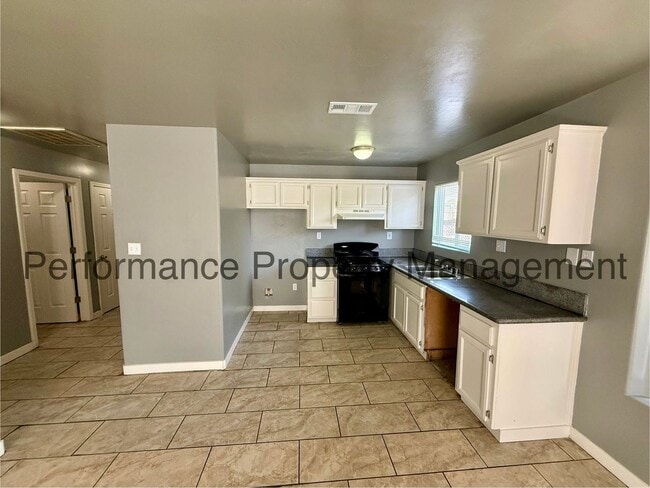 326 Beardsley Ave in Bakersfield, CA - Building Photo - Building Photo