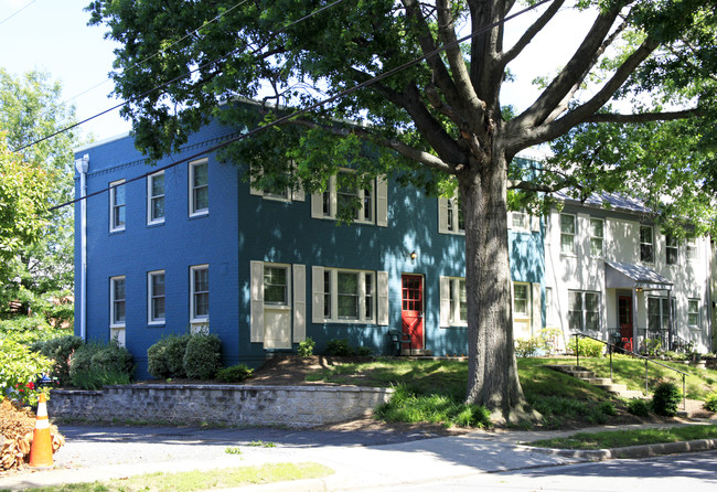 823 S Alfred St in Alexandria, VA - Foto de edificio - Building Photo