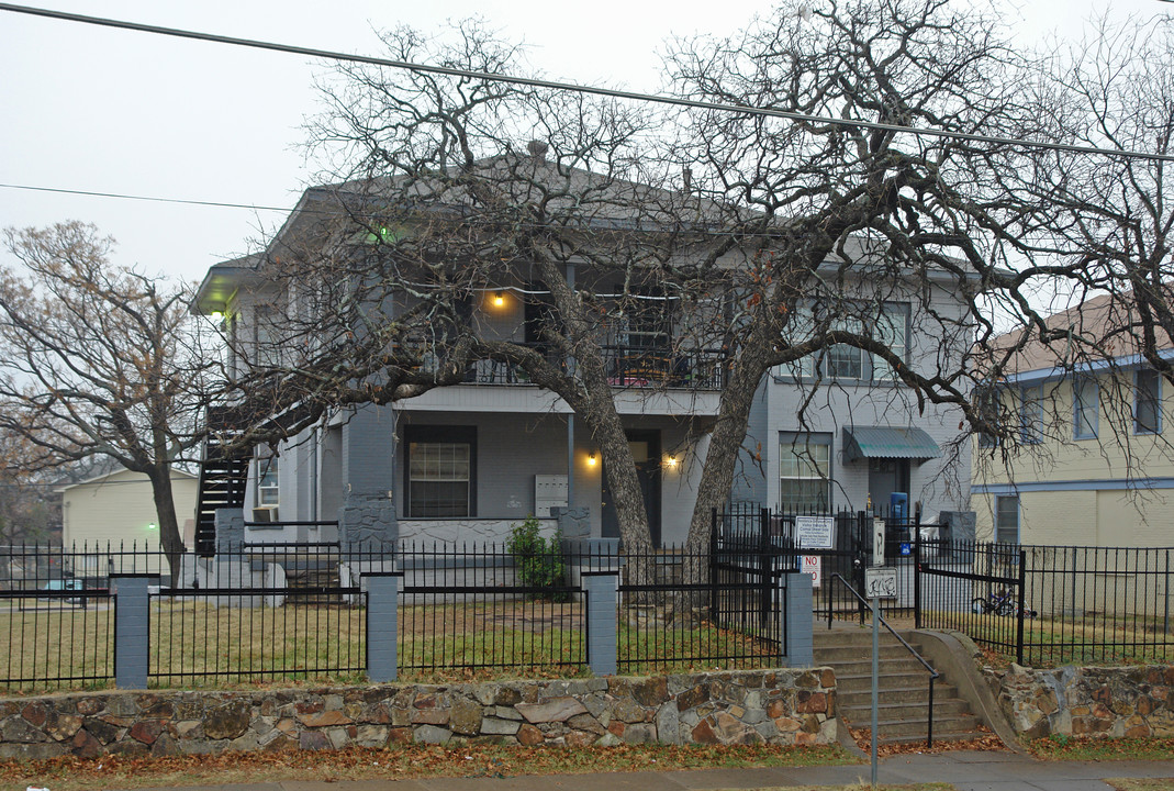 Lancaster Ave in Dallas, TX - Building Photo