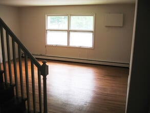 12 Arbor Hill Drive in Pleasant Valley, NY - Foto de edificio - Building Photo