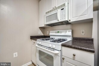2765 Centerboro Dr, Unit 362 in Vienna, VA - Building Photo - Building Photo