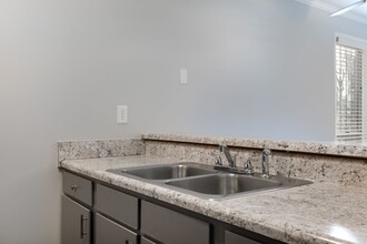 5858-H Century Oaks Dr in Fayetteville, NC - Building Photo - Building Photo