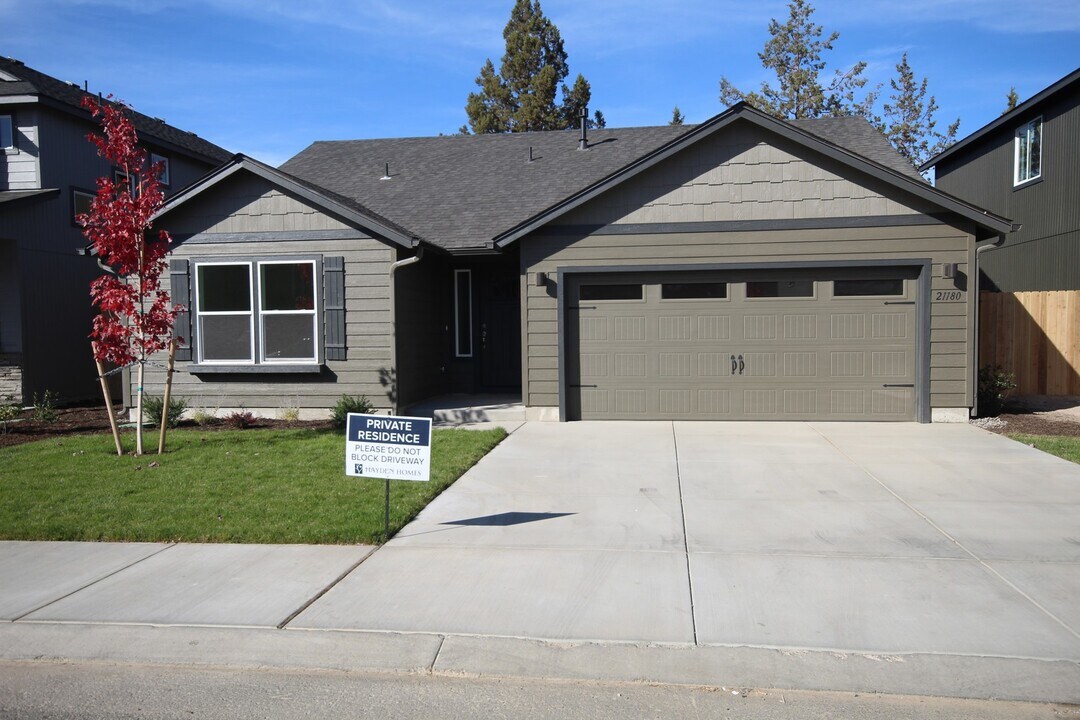21180 SE Azalia Ave in Bend, OR - Building Photo