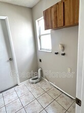 1310 Lakehurst Way in Brandon, FL - Foto de edificio - Building Photo