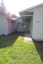 1753 NE 17th Ave in Hillsboro, OR - Building Photo - Building Photo