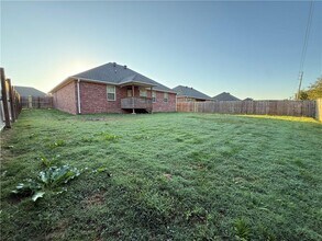 817 Saddlebrook St in Gentry, AR - Foto de edificio - Building Photo