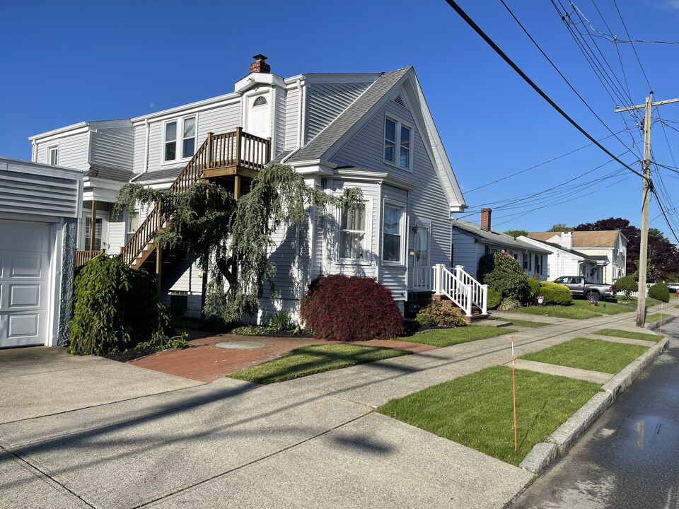 24 Sharp St, Unit 2ndfloor in Dartmouth, MA - Foto de edificio