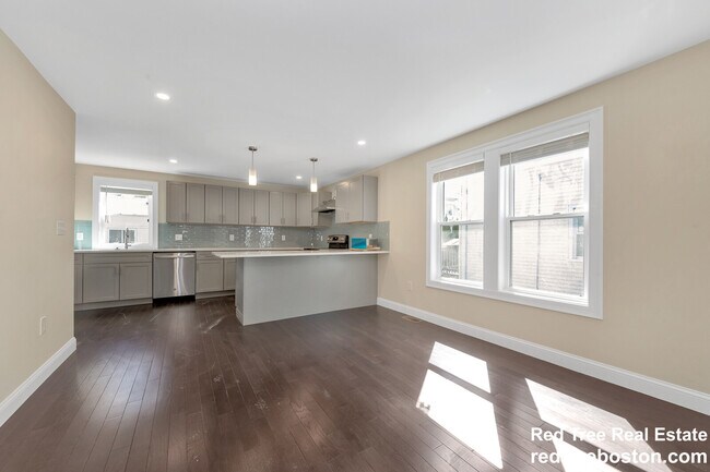 43 Wright Ave, Unit 1 in Medford, MA - Building Photo - Building Photo