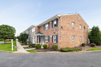 Bethpage Townhouse in Bethpage, NY - Building Photo - Building Photo