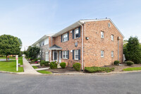 Bethpage Townhouse in Bethpage, NY - Foto de edificio - Building Photo